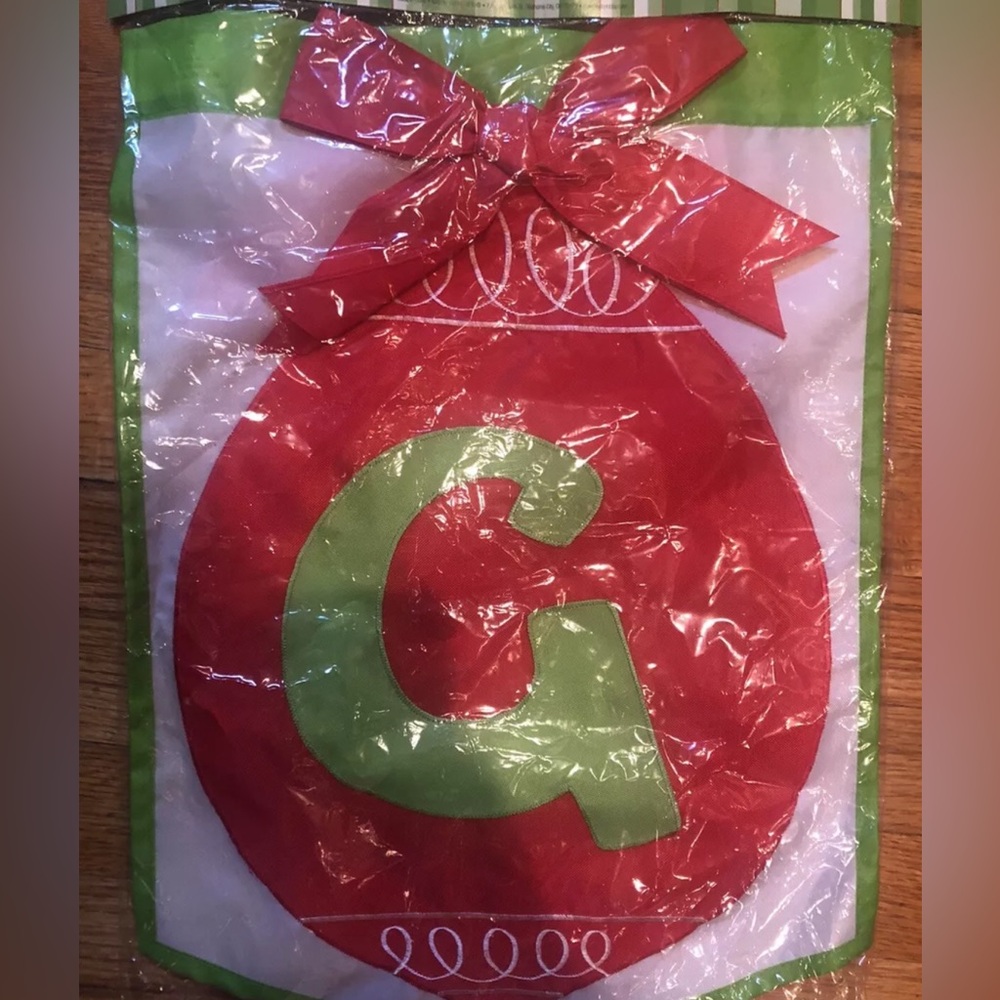 NWT MONOGRAM CHRISTMAS INITIAL "G" YARD FLAG- RED & GREEN